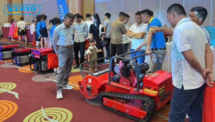 Sản phẩm robot cắt cỏ điều khiển từ xa 